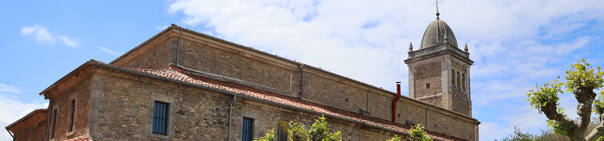 Portada Iglesia Santa María de Luanco